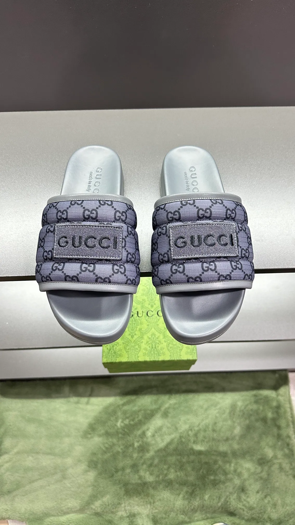 [G Family Couple Style] P: 300💰Female size 36~40 Men's size 39~45, (46. Custom-made Unisex GG slippers This slipper is made of GG polyester fiber and is decorated with a Gucci label on the front, adding a striking logo feel to the style. Beige GG recycled polyester fiber Unisex leather trim "Gucci Made in Italy" embroidered label Rubber sole Flat Made in Italy